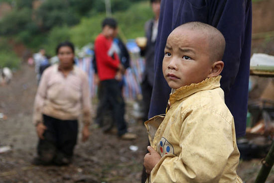 帳篷有限，尚有不少村民沒有地方躲雨。澎湃新聞 程藝輝 圖
