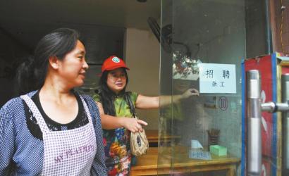 8月14日，市民志愿者體驗城管執(zhí)法招呼商家不要亂張貼。