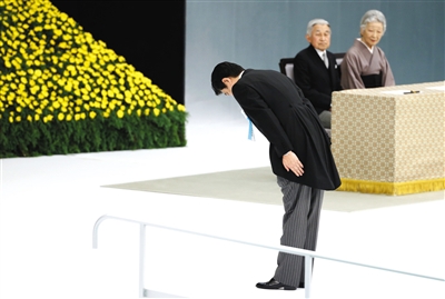 8月15日，日本東京舉行的“全國戰(zhàn)歿者追悼儀式”上，日本首相安倍晉三向戰(zhàn)歿者鞠躬致意。