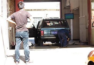 一家汽車檢測場正在檢測車輛。