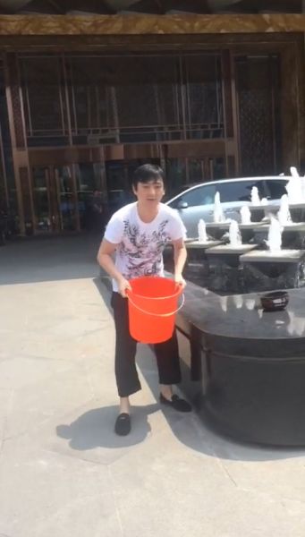 王思聰在進(jìn)行冰桶挑戰(zhàn)。