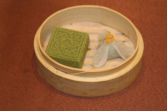 金陵茶香方糕和狀元餃。 花惠生 供圖