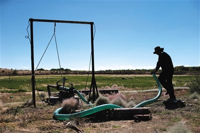　布日古德起動水泵，等了幾分鐘才有水上來，沒抽一會兒就沒水了，等一陣子才能繼續(xù)抽。