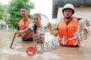 長壽區(qū)，消防官兵搜救被困群眾。