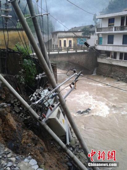 9日以來(lái)，陜西省鎮(zhèn)巴縣持續(xù)出現(xiàn)強(qiáng)秋淋天氣，21鎮(zhèn)不同程度受災(zāi)，電力、交通、移動(dòng)通訊一度中斷。