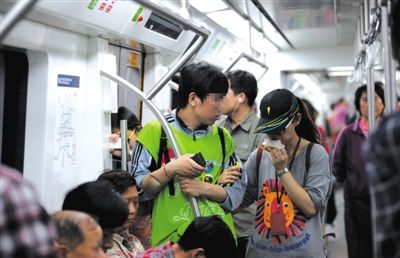 地鐵14號線，一名乘客正在車廂內(nèi)飲食。