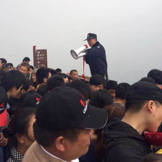 八達(dá)嶺長(zhǎng)城上保安在維持秩序。