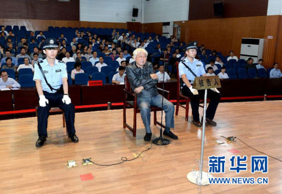 9月29日，方廣云在庭審現(xiàn)場。當(dāng)日，“合肥房叔”腐敗窩案核心人物方廣云在安徽省廬江縣出庭受審。 新華社記者 郭晨 攝