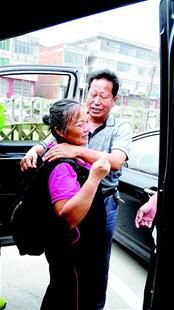 離別時，沈愛蘭（左）擁抱救命恩人李春富