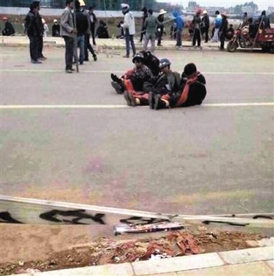 14日，沖突現(xiàn)場(chǎng)，幾名頭戴鋼盔的人被捆綁著。圖/東方IC