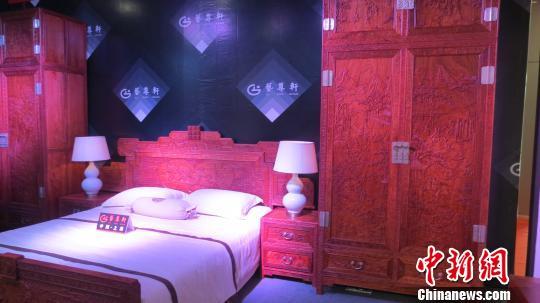 天價(jià)黃花梨亮相第九屆中國木雕博覽會(huì) 叫價(jià)五億元 胡豐盛 攝 天價(jià)黃花梨亮相第九屆中國木雕博覽會(huì) 叫價(jià)五億元 胡豐盛 攝