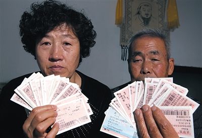 尚愛(ài)云夫婦展示上訪留下的車票,這些只是一部分。