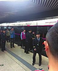 昨日18時57分，北京地鐵5號線惠新西街南口一女子遭遇不幸。昨晚9時記者在中日友好醫(yī)院發(fā)現(xiàn)女子已不幸身亡，女子遇險是被夾在安全門和地鐵門中間，列車啟動后掉下站臺。