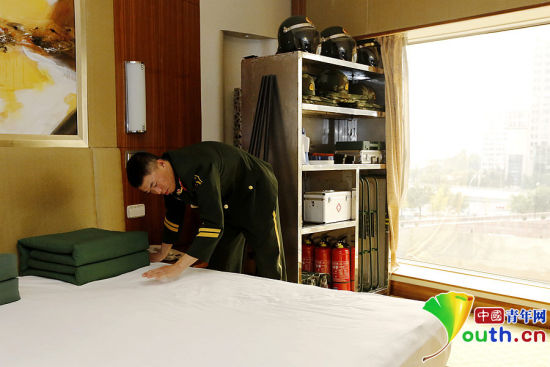 　11月7日，一名武警官兵在APEC駐地中國(guó)大飯店的房間內(nèi)整理內(nèi)務(wù)。
