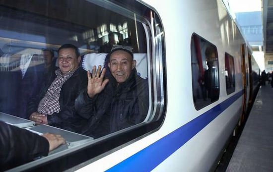 11月16日，旅客乘坐從烏魯木齊南站首發(fā)的D8602次列車。