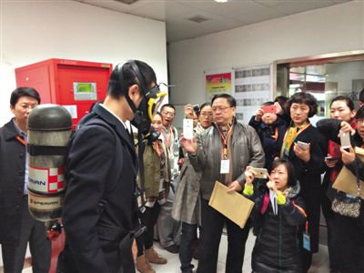 昨天，地鐵4號線北京南站站，地鐵工作人員為人大代表演示應(yīng)急氧氣瓶佩戴方式。新京報記者