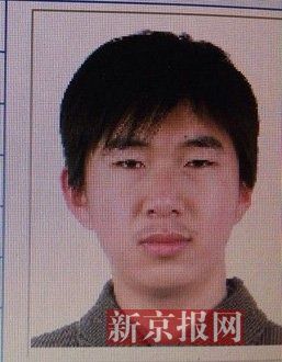 犯罪嫌疑人李小龍，27歲，唐山樂亭人。村干部說李小龍經(jīng)常把自己關在家里