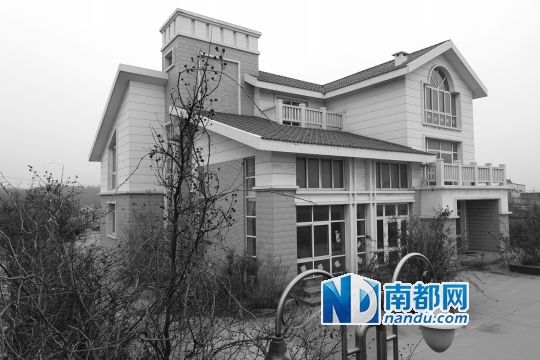 　馬超群在赤土山村村委會旁的別墅，就是以“自來水維護站”的名義拿的地。