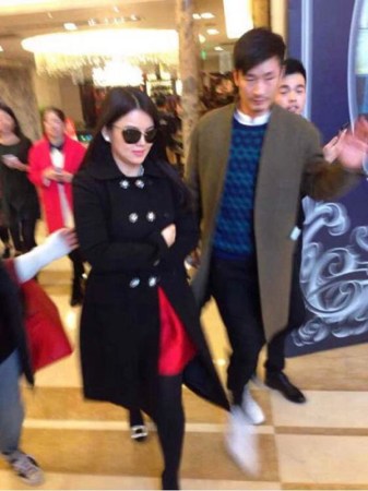 　婚禮現(xiàn)場(chǎng)現(xiàn)多位明星大腕助陣。