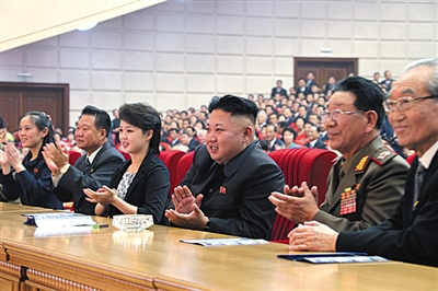 　5月19日，金正恩和夫人李雪主觀看演出，金與正（左一）坐在金正恩右邊第三個位置。
