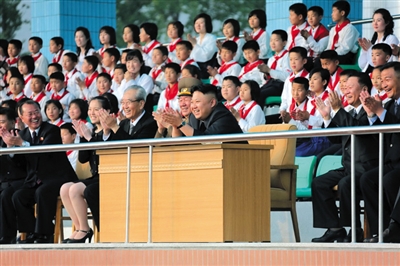 5月2日，金正恩與金與正（前排左二）一起觀看比賽。
