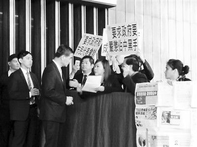 撐警大聯(lián)盟召集人李偲嫣2日到特首辦請愿，要求政府嚴厲處置“占中三子”和“雙學”的代表。