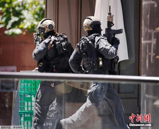 目前咖啡館已經(jīng)關(guān)閉，警方，包括全副武裝的特警隊(duì)已經(jīng)將咖啡館包圍。