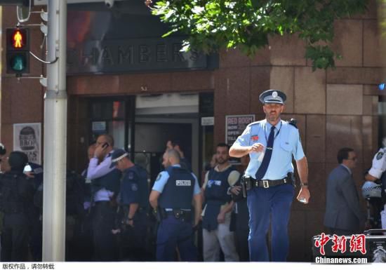 發(fā)生人質(zhì)劫持的咖啡屋位于馬丁廣場，是悉尼市最為繁忙的中央商業(yè)區(qū)。