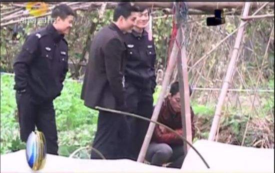 一個見習(xí)警官，一個二級警司，和一個便衣人員站在菜地里笑。