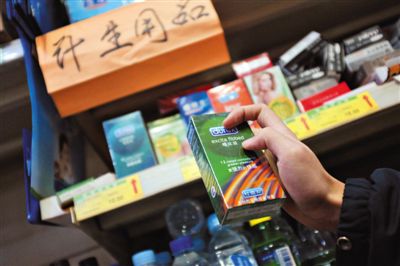 清苑路“世紀(jì)華聯(lián)超市清友園店”的貨架上，擺放著購自網(wǎng)店的“高仿”避孕套。