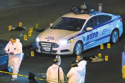 美國紐約兩名警察20日在巡邏車內(nèi)突遭槍擊身亡。紐約警察局長威廉·布拉頓說，槍手行兇后跑入附近一座地鐵站飲彈自盡，沒有跡象顯示這起血案與恐怖主義有關(guān)聯(lián)。