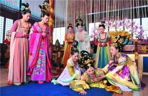 戲里一眾妃嬪的裝扮都相當(dāng)“吸睛”。