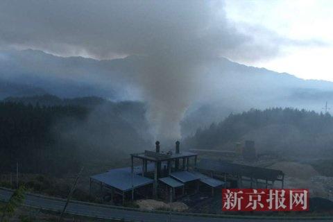 污染企業(yè)排放煙塵。當(dāng)?shù)鼐W(wǎng)友供圖