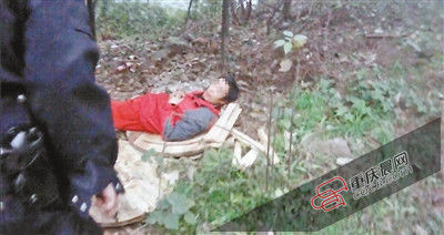 在草叢中睡覺(jué)的男子竟是名網(wǎng)上逃犯。