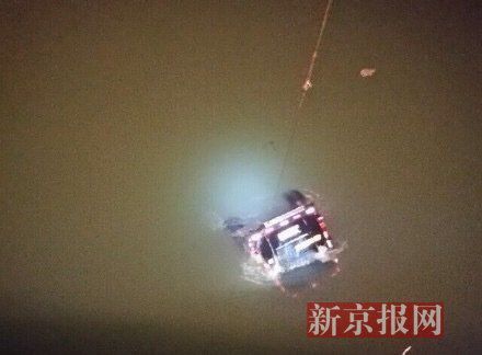 運鈔車打撈現(xiàn)場。