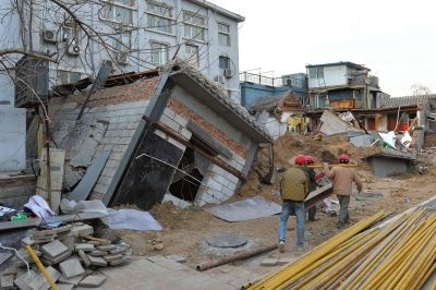 坍塌事故發(fā)生后，房屋傾倒在地面上。記者 徐曉帆/攝