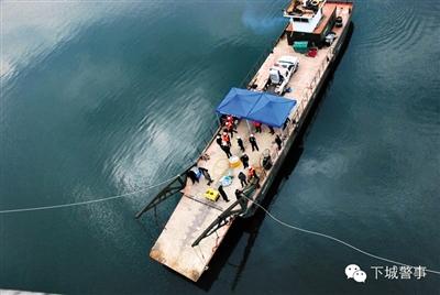 為搜尋深水沉尸，杭州警方租用的船只在水面作業(yè)。本版圖片/杭州警方提供