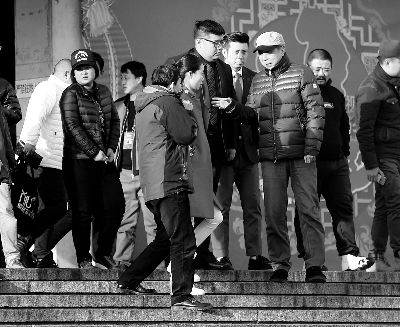 彩排后，高曉攀、尤憲超和不知名女演員聆聽(tīng)馮鞏總結(jié)訓(xùn)話