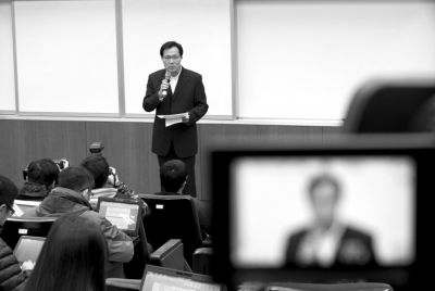 2月8日，在臺北福華會館，復(fù)興航空代表劉忠繼向媒體介紹家屬說明會溝通情況。新華社發(fā)