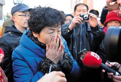 2月9日，呼格吉勒圖的母親尚愛云在旁聽趙志紅案后，接受媒體采訪時落淚。新華社記者 任軍川 攝