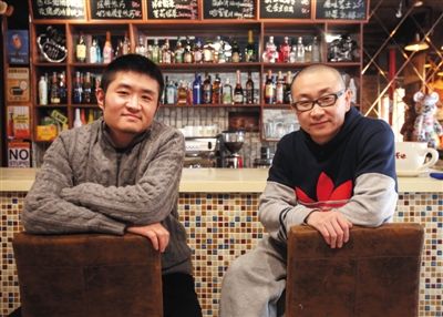 　14日，西安交通大學路66號公路咖啡館，苗阜（左）、王聲（右）兩位青年相聲演員今年將第一次登上春晚