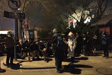 雍和宮外排隊(duì)的人。新京報(bào)記者 李相蓉 攝