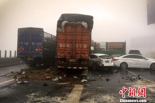 圖為21日，京港澳高速河南段21輛汽車發(fā)生連環(huán)相撞事故現(xiàn)場?！」啤z