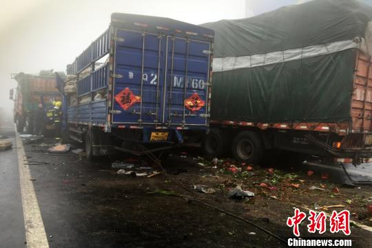 圖為21日，蘭南高速河南段車禍事故現(xiàn)場一片狼藉。　郭浩　攝