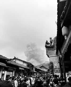 成都龍泉驛區(qū)洛帶古鎮(zhèn)的游客拍到爆炸瞬間濃煙滾滾。