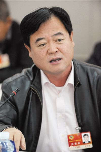 　政協(xié)委員、中國通用技術(shù)集團(tuán)董事長賀同新稱，按照2014年的數(shù)字，他的薪水下降了近50%。圖/CFP