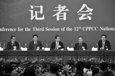 昨日，政協(xié)十二屆三次會(huì)議舉行記者會(huì)，五位嘉賓回答中外記者提問。京華時(shí)報(bào)記者王海欣攝