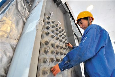 工人在內(nèi)部安裝鋼結構。