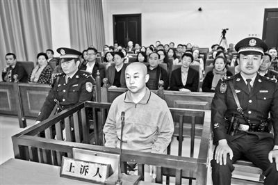 4月14日，趙志紅（前中）在庭審現(xiàn)場 供圖/新華社