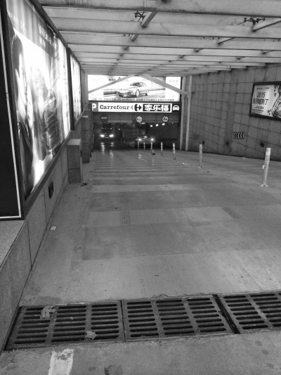 　　國貿(mào)360的地下車庫，坡陡讓人膽寒。